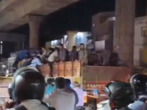 बेंगलुरु मेट्रो में तकनीकी खराबी, 5 घंटे बंद रही:लोग ट्रकों पर चढ़कर घर पहुंचे; हजारों यात्री स्टेशन पर फंसे रहे; सड़कों पर भीड़