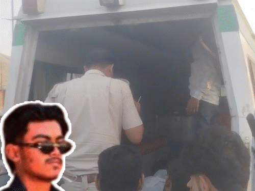बेकाबू ट्रेलर ने बाइक-सवार को कुचला, साथी गंभीर घायल:सड़क पर फैला खून; सीसीटीवी से फरार ड्राइवर की तलाश में जुटी पुलिस