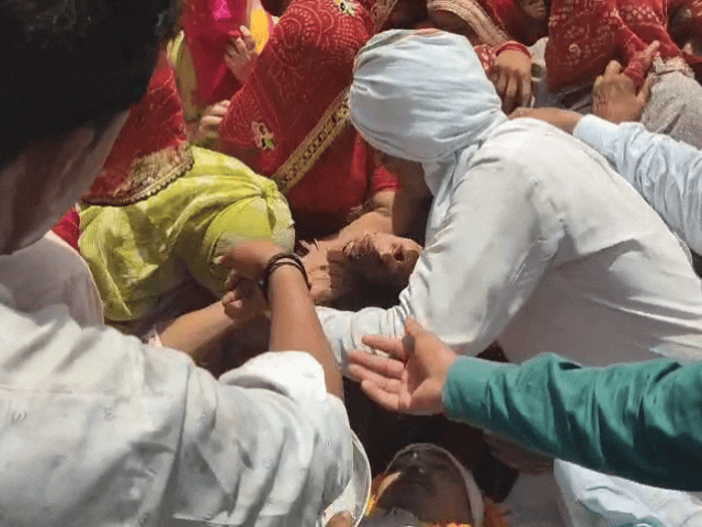 बेटे का माथा छूकर मां-पत्नी ने दुलार किया:परिजन सहारा देकर पार्थिव देह तक लाए; हादसे में गई थी कॉन्स्टेबल की जान