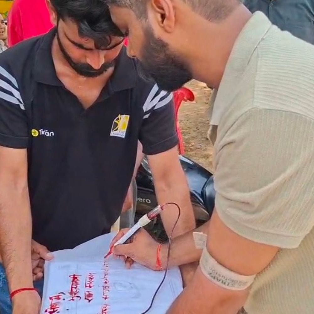 भर्ती की मांग को लेकर खून से लिखा ज्ञापन:भूख हड़ताल और झाड़ू डाउन की चेतावनी, सफाई कामगारों ने दिया अल्टीमेटम