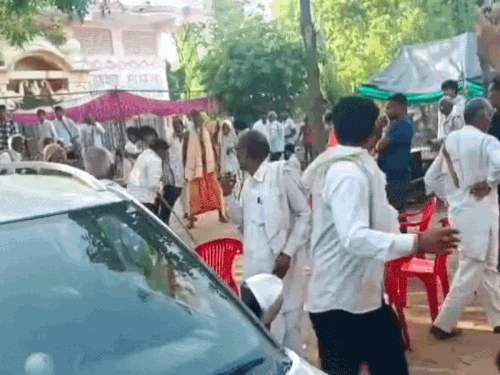 भागवत कथा के दौरान लाठी-डंडों से हमला, VIDEO:धारदार हथियारों से वार किए, ढाई साल की बच्ची समेत 16 लोग घायल हुए