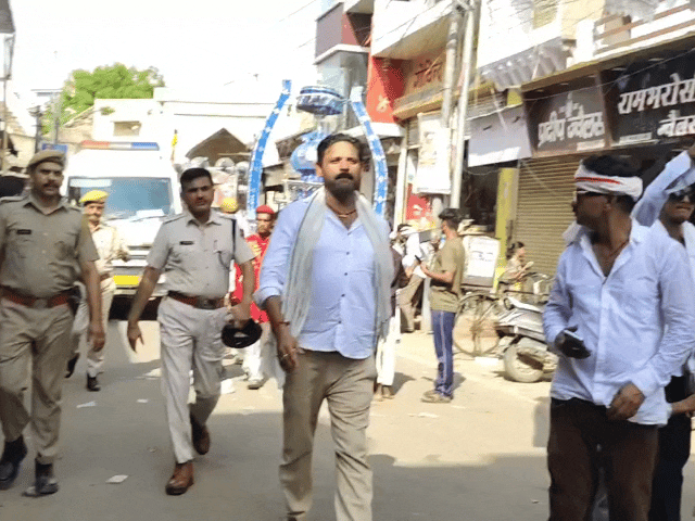 मुहर्रम के जुलूस में फंसी एम्बुलेंस:समाज के लोगों ने रास्ता देकर निकाला, 250 पुलिसकर्मी किए गए तैनात