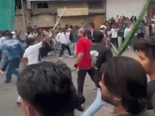 मुहर्रम जुलूस में मारपीट का वीडियो:लोगों को लाठी-डंडे और प्लास्टिक पाइप मारते दिखे युवक, भगदड़ की स्थिति बनी