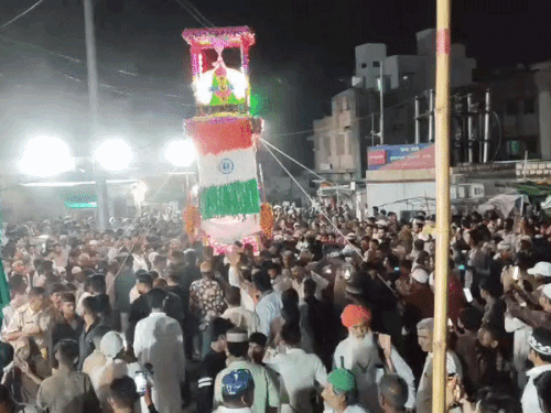 मुहर्रम पर तलवार और लाठी से दिखाए हैरतअंगेज करतब:प्रमुख मार्गों से ताज़ियों का भव्य जुलूस निकाला; मन्नतें पूरी होने पर लगाई लोटनी