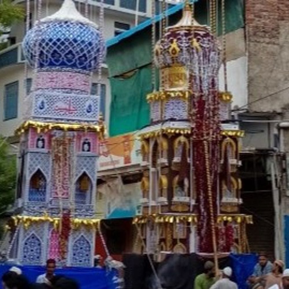 मुहर्रम पर निकला ताजियों का जुलूस:इमाम हुसैन की याद में बड़ी संख्या में शामिल हुए लोग, आकर्षक नक्काशी करने वालों का सम्मान