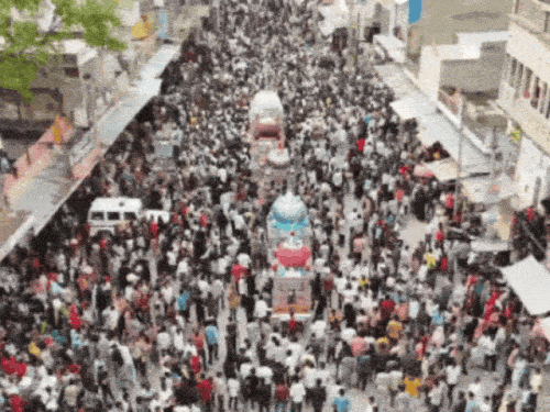मुहर्रम पर पहलवान ने कीलों पर लेटकर पत्थर तुड़वाया:सीकर में ताजियों को पहनाई नोटों की माला,मातमी धुन के बीच निकला जुलूस