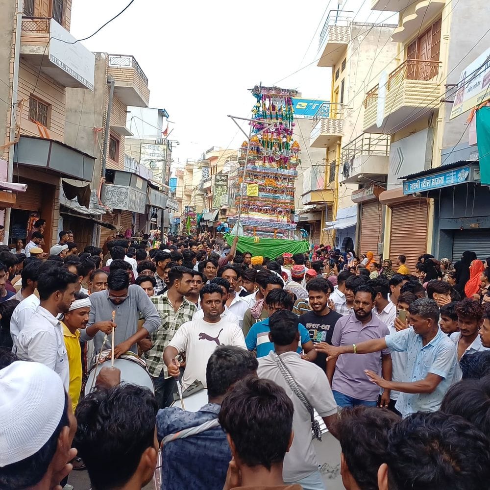 मोहर्रम पर निकाला पांच ताजियों का सामूहिक जुलूस:देर शाम कर्बला में सैराब, युवाओं ने विभिन्न पारंपरिक करतबों का किया प्रदर्शन