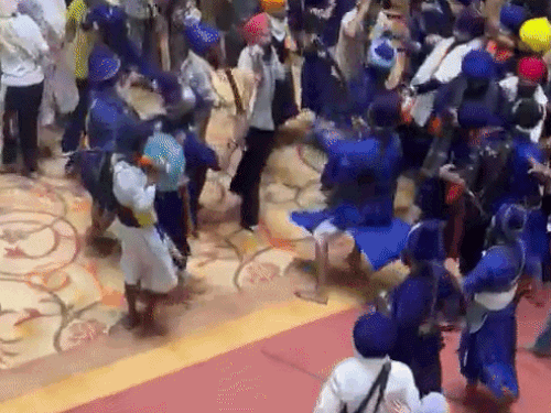 मोहाली के गुरुद्वारे में निहंग पर हमला:समर्थकों ने हमलावर को पकड़कर पीटा, कपड़े फाड़े; उत्तराखंड से लौटने पर स्वागत हो रहा था