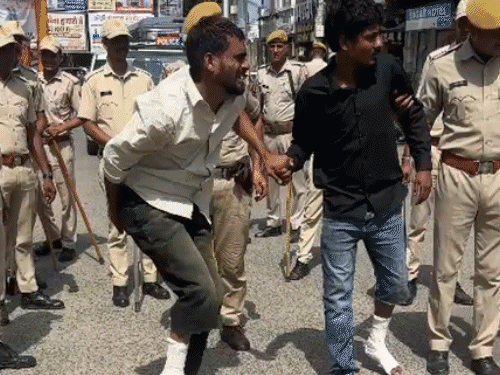 युवक को किडनैप कर पीटने वाले हिस्ट्रीशीटरों की परेड:लंगड़ाते हुए चले तो कभी सड़क पर बैठे; लोग रुक-रुककर देखते रहे