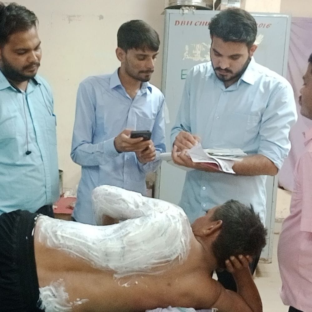 रतनगढ़ में गर्म भट्टी पर गिरने से रसोइया झुलसा:रसोई से सामान लाते समय पैर फिसलने से हादसा, गंभीर हालत में अस्पताल में भर्ती