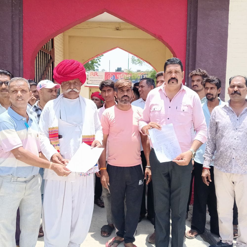 रानी में होटल पर मारपीट मामला, व्यापारियों ने किया प्रदर्शन:मुख्य आरोपी की गिरफ्तारी की मांग की, थानाधिकारी को सौंपा ज्ञापन