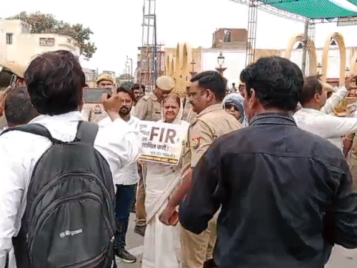 राम मंदिर चोरी- अयोध्या पहुंचे यूपी कांग्रेस अध्यक्ष नजरबंद:कई कांग्रेस नेता हाउस अरेस्ट; CCTV की निगरानी में तैनात अफसर का 17 साल बाद ट्रांसफर