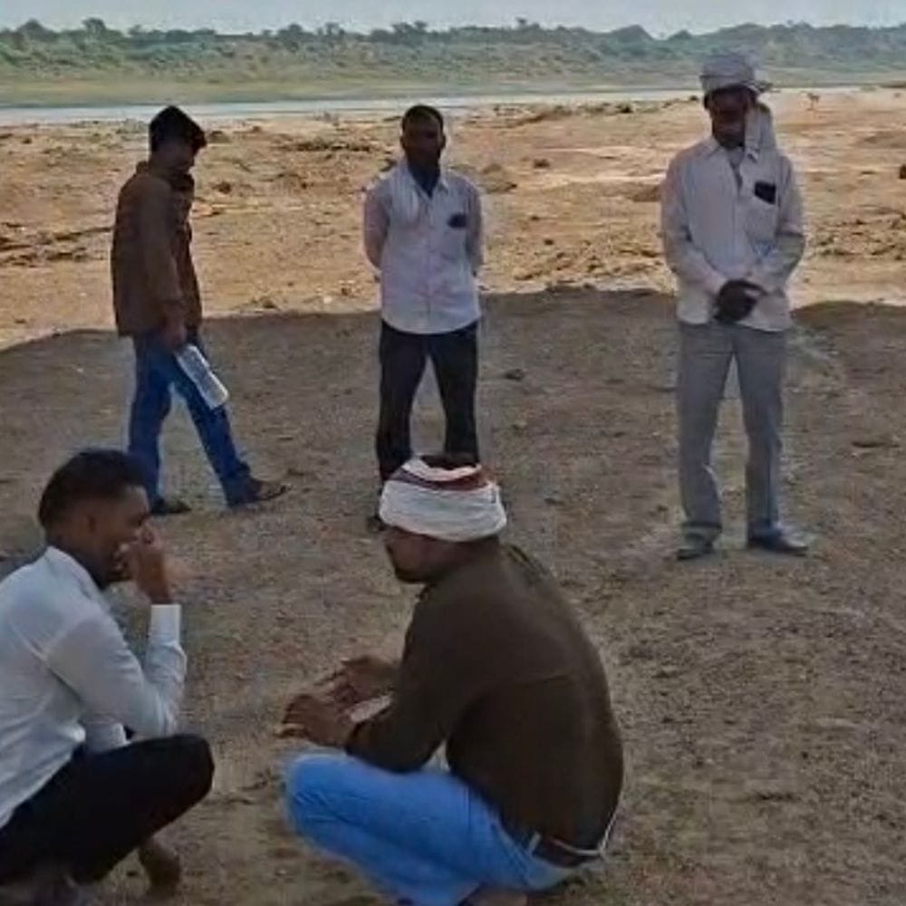 लापता युवक के कपड़े, जूते चंबल किनारे मिले:2 महीने बाद भी नहीं लगा सुराग, परिजनों ने तलाश तेज करने की लगाई गुहार