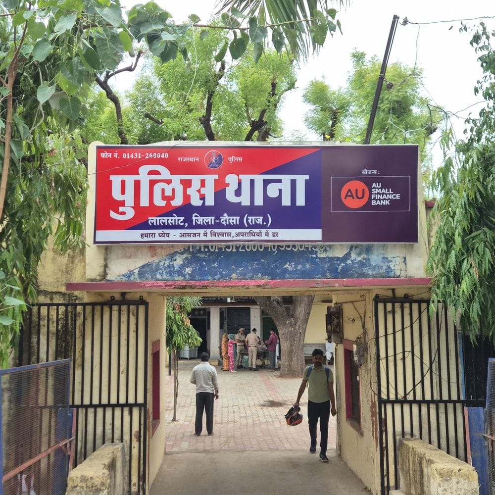 लालसोट हिस्ट्रीशीटर धर्मेंद्र मीणा हत्याकांड में कार्रवाई:एक आरोपी को किया गिरफ्तार, फरारी के लिए दी थी बाइक