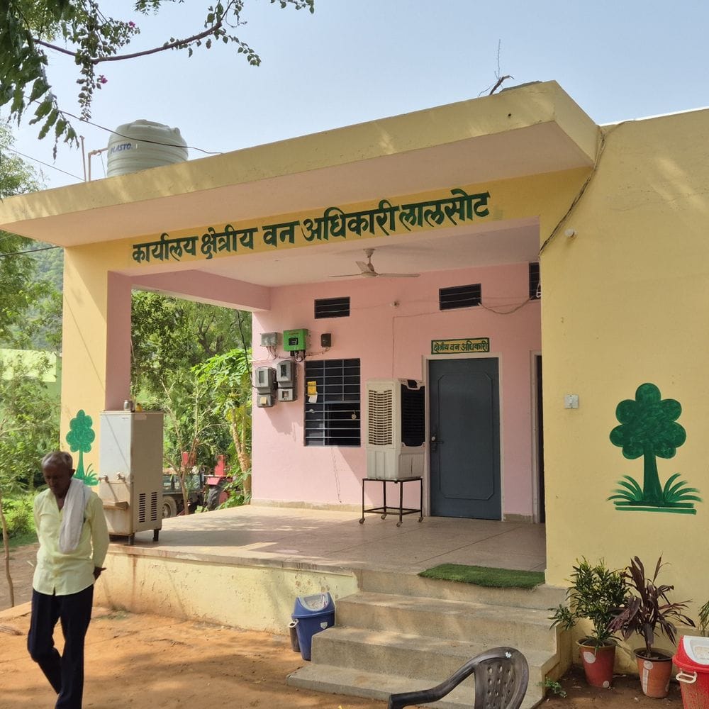 वन विभाग के तीन कार्मिक सस्पेंड:अवैध खनन के मामले में कार्रवाई, विजिलेंस टीम ने डिकॉय ऑपरेशन किया था