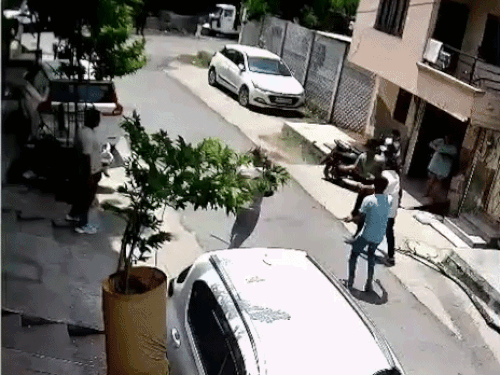 वीडियो बनाने से टोकने पर पड़ोसी ने लाठी से पीटा:विरोध करने और कारण पूछने पर किया हमला, आसपास के लोगों ने किया बचाव