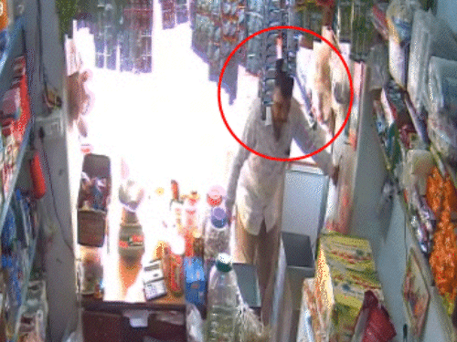 व्यापारी की हार्ट अटैक से मौत; VIDEO:दुकान पर काम करते समय लड़खड़ाकर गिर पड़े, एक दिन पहले भी सीने में दर्द हुआ था