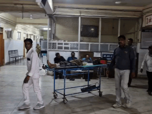 शक में पत्नी पर कुल्हाड़ी से किए ताबड़तोड़ वार:हॉस्पिटल ले जाते रास्ते में तोड़ा दम; फरार पति को तलाश रही पुलिस