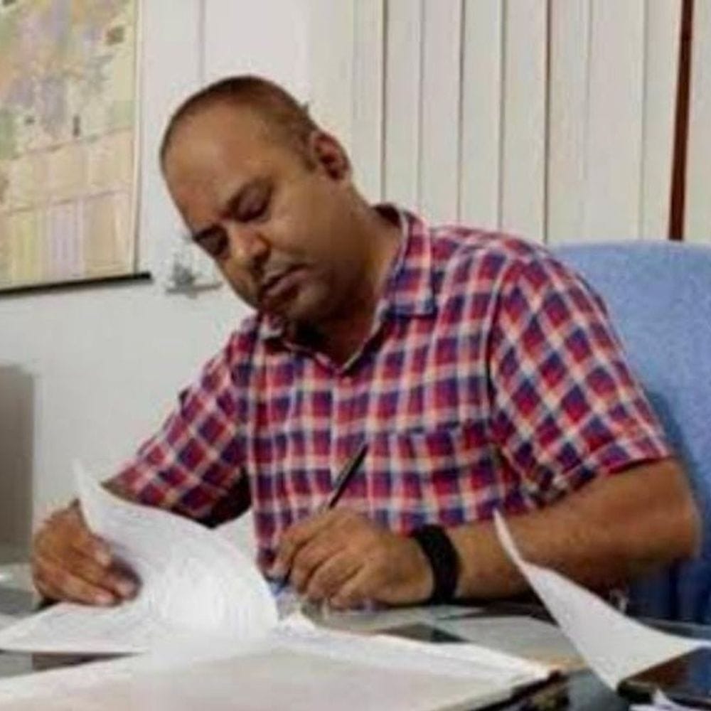 शहरी-शिविर के बीच आयुक्त छुट्टी पर, कलेक्टर ने थमाया नोटिस:यूआईटी सचिव विवेक व्यास को दिया अतिरिक्त प्रभार, आगामी आदेशों तक संभालेंगे कार्यभार