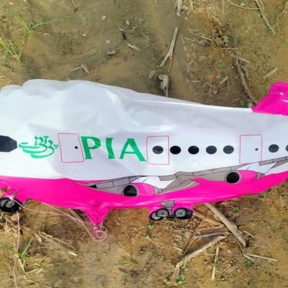 श्रीगंगानगर में मिला पाकिस्तानी गुब्बारा:PIA लिखा हवाई जहाज के डिजाइन का बलून खेत में मिला; जांच शुरू