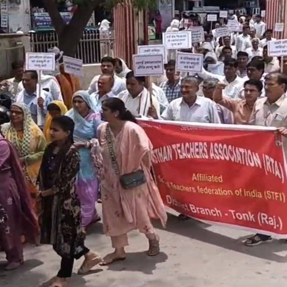 सड़कों पर उतरे टीचर, कलेक्ट्रेट पर किया प्रदर्शन:थर्ड ग्रेड शिक्षकों के ट्रांसफर से रोक हटाने की मांग, आंदोलन की चेतावनी