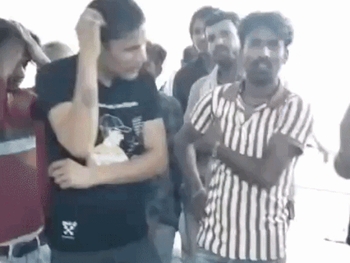 सरकारी-अस्पताल में गार्ड ने मरीज के परिजन की कॉलर पकड़ी:वार्ड से बाहर निकाल दिया, हंगामे के बीच सुपरवाइजर कमरे में सोता रहा