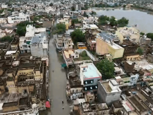 सरदारशहर के मुख्य बाजारों में जलभराव, VIDEO:जिला अस्पताल के वार्डों में घुसा पानी, एक घंटे में हुई 70 एमएम बारिश