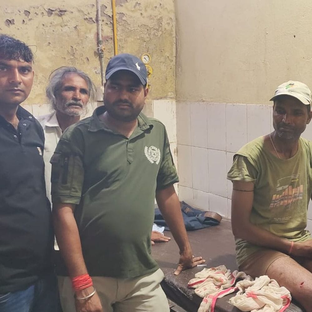 सरमथुरा में बाघिन के हमले में बाघ मित्र घायल:हाथ और पैर हुए जख्मी, जंगल में लगे कैमरा ट्रैप की जांच करने गए थे