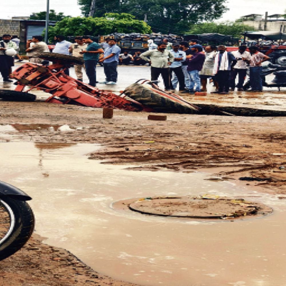 सिस्टम शहर ले डूबेगा:प्री- मानसून में फेल, शहर डूबा, वाहन धंसे, गोपालपुरा बाईपास पर टैंकर पलटा-ट्रैक्टर धंसा, खातीपुरा में ड्रेनेज के लिए खोदे गड्ढे में कटाव