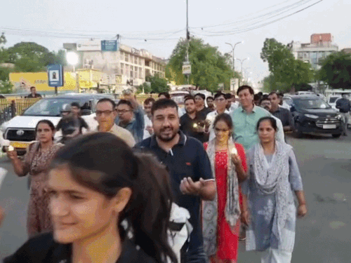 सीकर में नर्सिंग संविदाकर्मियों ने कैंडल मार्च निकाला:3 साल सेवा देने के बाद बिना कारण हटाए, बहाल करने और बोनस अंक देने की मांग