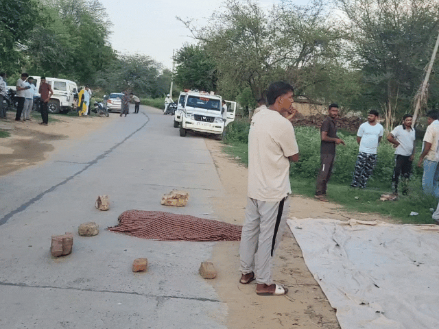 सूरजगढ़ में शराब के ठेके के बाहर शव रखकर प्रदर्शन:भाई बोला-जहरीली शराब पिलाकर हत्या की गई; पुलिस से कार्रवाई की मांग