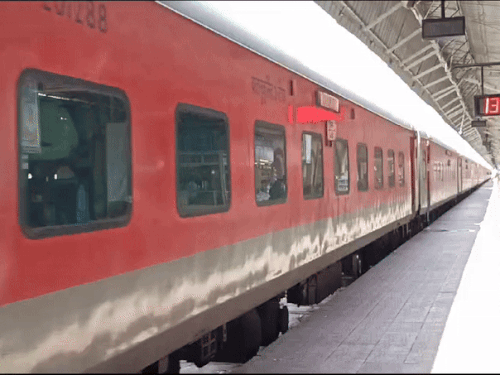 सोगरिया-धनबाद विशेष एक्सप्रेस नवम्बर तक चलेगी:20 अतिरिक्त फेरे बढ़ाए, जेडआरयूसीसी की बैठक में कोरोना में बंद ट्रेनों की बहाली का मुद्दा उठा