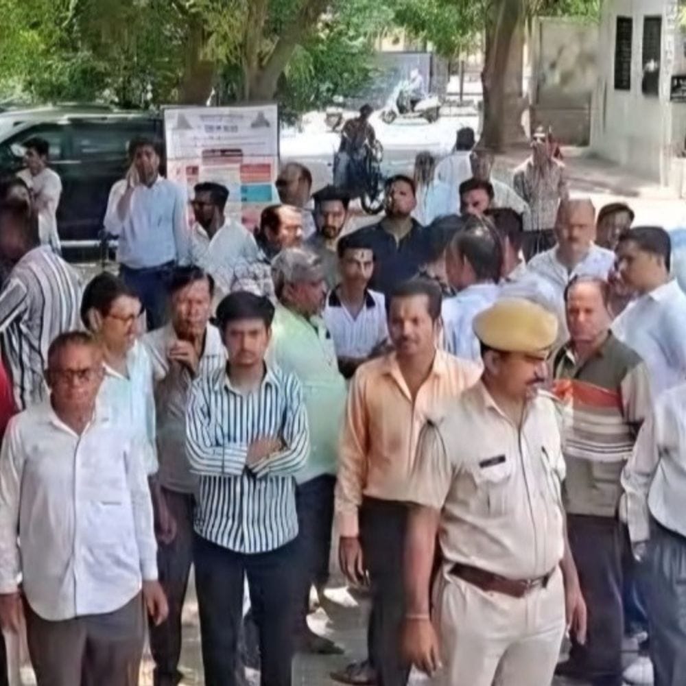 स्कूल में मिले क्लर्क के शव का पोस्टमॉर्टम हुआ:कलेक्टर- एसपी से मिले जांच के आश्वासन के बाद परिजन हुए सहमत