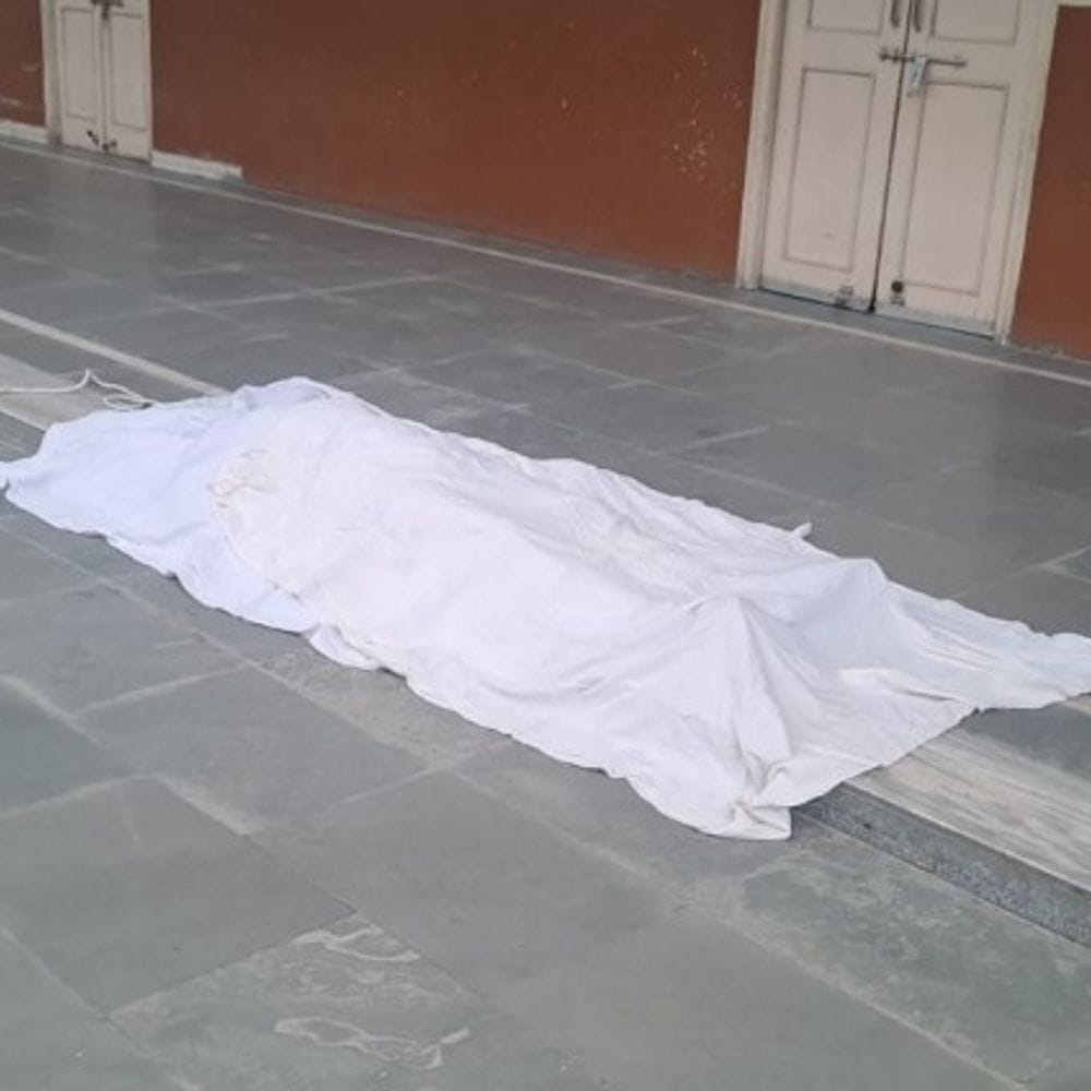 स्कूल हॉल में फंदे पर लटका मिला युवक:रिकॉर्ड रूम में लगी आग, डीवीआर जला; धुंआ उठता देख किया फायर बिग्रेड को कॉल