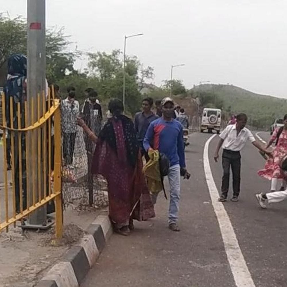 हाईवे क्रॉस करती छात्रा को वाहन ने मारी टक्कर, मौत:कॉलेज में एग्जाम देने जा रही थी, उदयपुर-अहमदाबाद नेशनल हाईवे पर हादसा