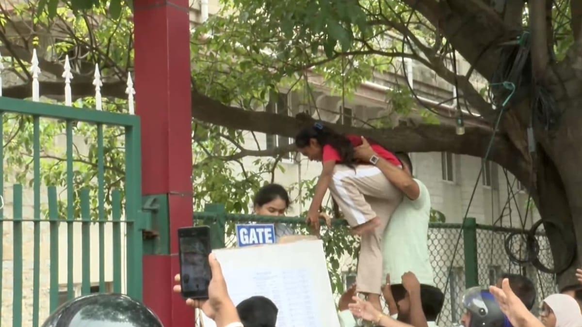 NEET Re-Exam VIDEO: कांग्रेस रैली से जाम में फंसीं, एग्जाम सेंटर पर 2 मिनट लेट पहुंचीं 3 छात्राएं, रेलिंग फांदकर भी नहीं मिली एंट्री