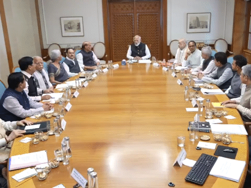 PM मोदी ने सचिवों के साथ की उच्चस्तरीय बैठक:कहा- विभागीय दीवारें तोड़ें, योजनाओं का असर जमीन पर दिखना चाहिए