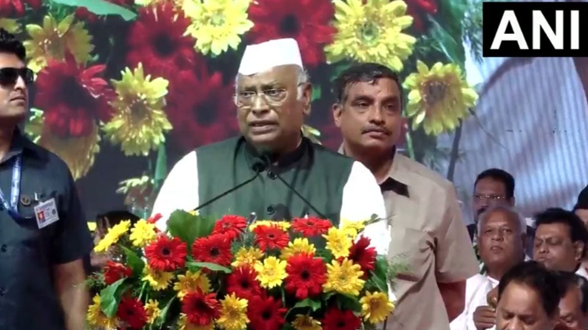 VIDEO: 'डीके-डीके' के नारे सुनकर भड़के मल्लिकार्जुन खरगे, सीएम शिवकुमार के सामने मंच से ही लगा दी कार्यकर्ताओं की क्लास