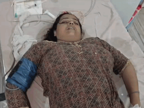11-हजार केवी लाइन का इंसुलेटर टूटा घरों में करंट:एक महिला समेत दो गायों की मौत, 3 लोग करंट की चपेट से झूलसे