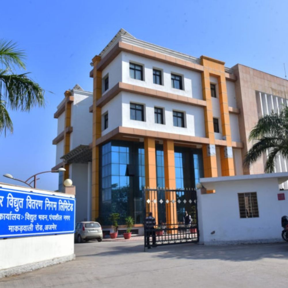11KV लाइन की अवैध-शिफ्टिंग करने पर इंजीनियर समेत 4 सस्पेंड:3 कर्मचारियों को चार्जशीट; बांसवाड़ा में हादसे के बाद अजमेर डिस्कॉम की कार्रवाई