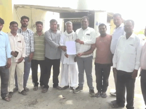 150 घरों के लोग बोले- पानी की बूंद को तरसे:सीकर के जगमालपुरा में लोग परेशान; जलदाय विभाग के ऑफिस में किया प्रदर्शन