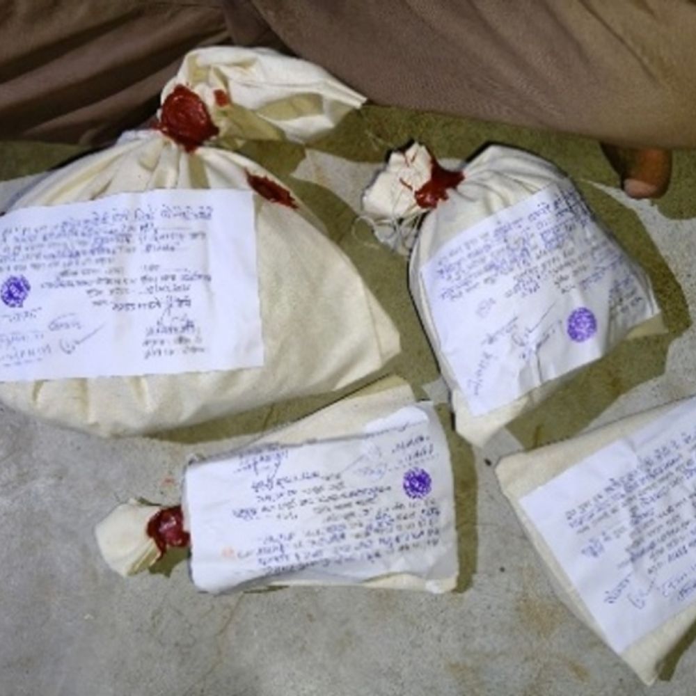 2.20 करोड़ रुपए की ड्रग्स पकड़ी, 2 आरोपी गिरफ्तार:1.25 लाख कैश रुपए, 2.20KG एमडी की जब्त, रेतीले धोरों में छुपाकर करते थे सप्लाई