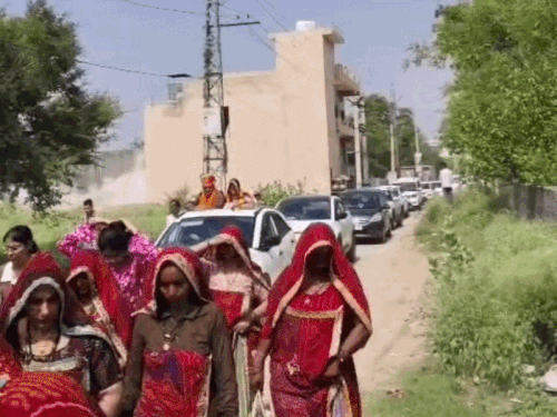 24 साल देश की सेवा कर लौटे फौजी, किया स्वागत:सीकर में नायब सूबेदार राजेंद्र रोलानिया पर लोगों ने बरसाए फूल