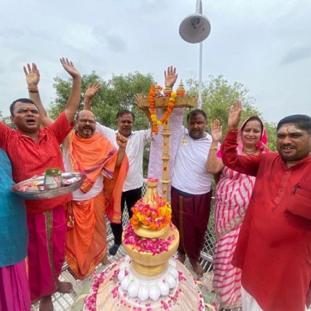 250 साल प्राचीन महालक्ष्मी मंदिर में वार्षिकोत्सव-ध्वजारोहण:भजन संध्या में गाए माता की स्तुति में भजन, मंदिर शिखर पर ध्वजा चढ़ाई