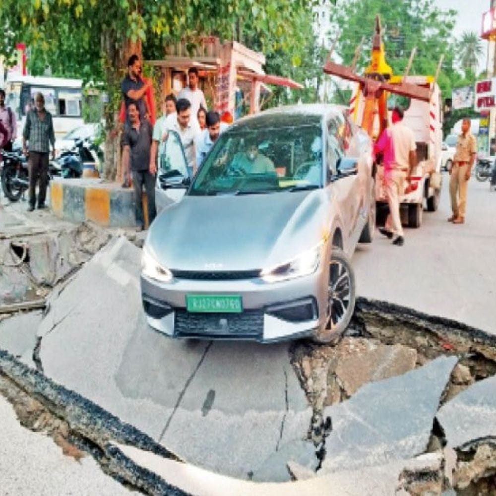 3 साल में तीसरा हादसा:दुर्गानर्सरी तिराहे पर 50 साल पुराने नाले पर 30 फीट सड़क धंसी, कार भी फंसी