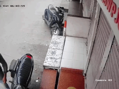 30 सेकंड में बाइक चुरा कर ले गए बदमाश,VIDEO:लॉक तोड़ा, साथी को बिठाकर फरार हो गए; पुलिस पर शिकायत दर्ज नहीं करने का आरोप