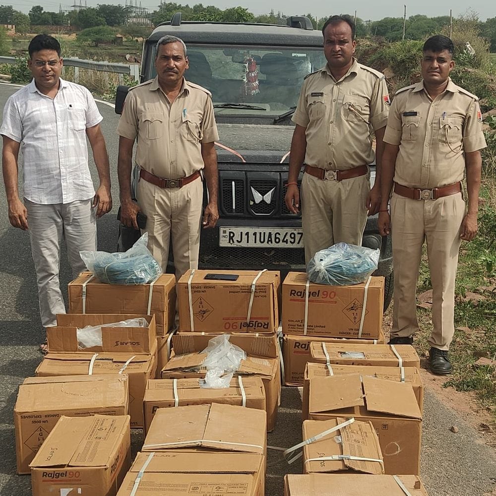 3000 जिलेटिन छड़ और 7500 मीटर डेटोनेटिंग कॉर्ड जब्त:सरमथुरा पुलिस ने वोल्वो से पकड़ी विस्फोटक सामग्री, ड्राइवर फरार