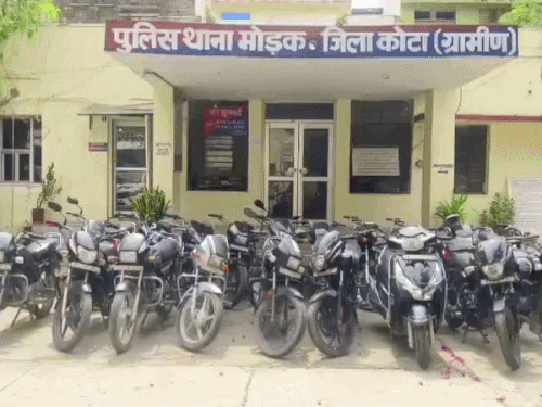 37 चोरी की बाइक बरामद, 5 आरोपी अरेस्ट:नोटरी से फर्जी RC बनाकर ग्रामीणों को बेचते थे, अन्नपूर्णा रसोई में खाने आते थे चोर