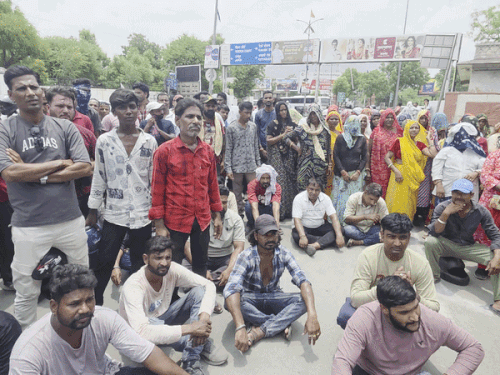 5000 में घर चलाएं या 3000 रुपए किराया दें:तबादले-वेतन कटौती से नाराज सफाई कर्मचारियों ने निकाली रैली, प्रशासन को दिया अल्टीमेटम
