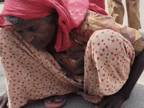 80 साल की बुजुर्ग महिला पेंशन लेने कलेक्ट्रेट पहुंची:कहा- फिंगरप्रिंट नहीं आने पर 5 साल पहले अफसरों ने बंद कर दी; चैंबर से बाहर आए कलेक्टर